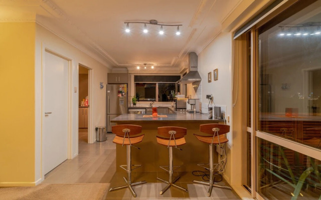 Birkenhead Super Cozy & Comfort Shared Room