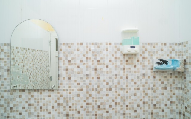 RedDoorz Plus Syariah near Pasar Turi