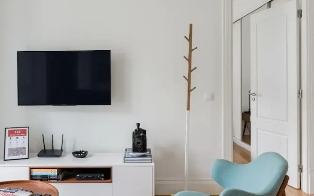 Lis001 · Mid-century Inspired Apartment With River Views