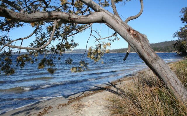 Snug Beach Cabin And Caravan Park