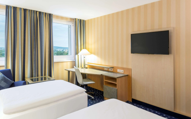 NH Danube City - Hotel in Вена - Photo 4