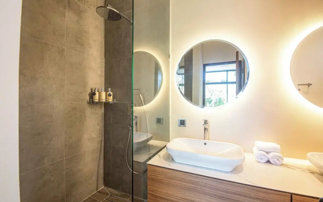 Refined 5BR Contemporary Villa 400m to the Beach