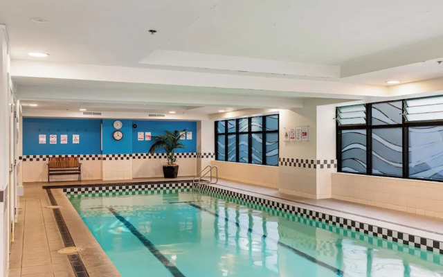 City Getaway 1BR Apt w Pool & Gym I Zodiak Stays