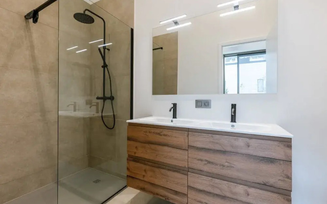 Serene Dikefront Apartment With en Suite Bedrooms and Stunning Views