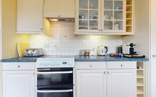 4 Bedroom Home - Sleeps 10 - Free Parking
