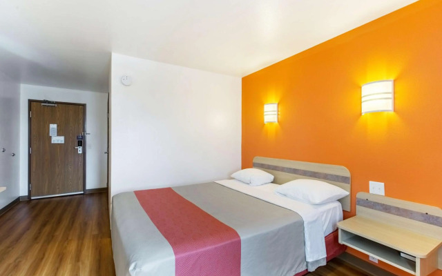 Motel 6 Baraboo, WI - Lake Delton