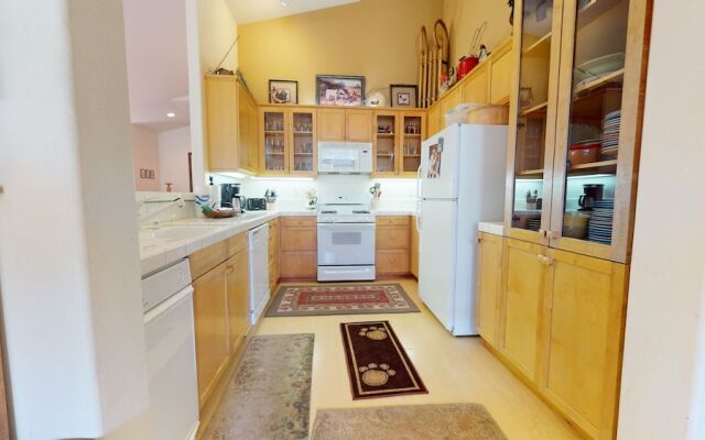 Snowcreek V 760 Pet-Friendly, Amazing Mountain Views, Private 2 Car Garage, Washer Dryer by RedAwning