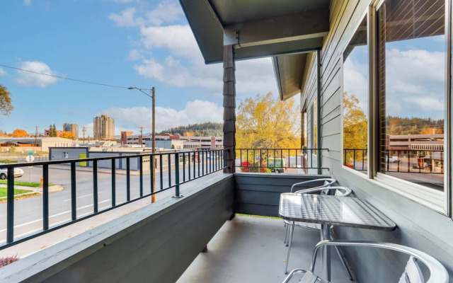 Walk Downtown: Modern 'coeur D'alene Getaway'