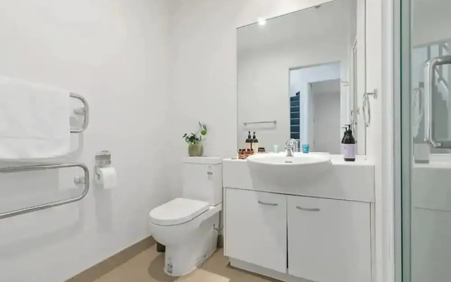Roomy Loft Two Bedroom Apartment W/ Free Parking!