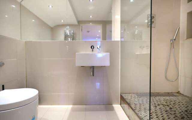 Stylish Loft-style Apartment Close to Overground