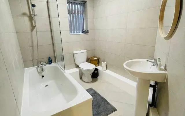 2 Bedroom House in Liverpool With Free Parking