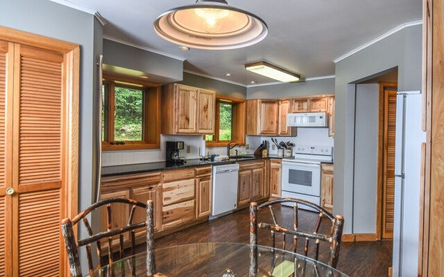 Lazy Bass Lodge 5 Bedroom House