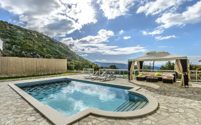 Villa Pave - Six-bedroom Villa With Terrace and Swimming Pool