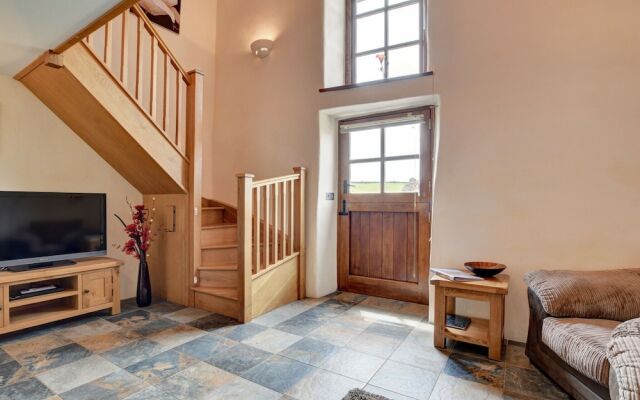 Lovely Apartment in Converted, Stone Barn Located in Tiverton