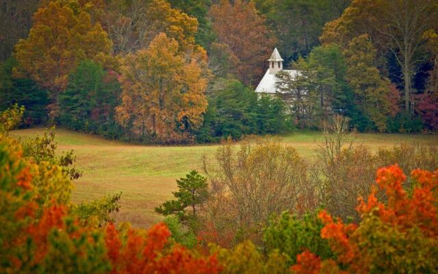 Cabin of Dreams, 3 BR, Water View, WiFi, Hot Tub, Pool Table, Sleep 8