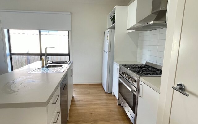 Relax 5 BRM Rental house near Melton