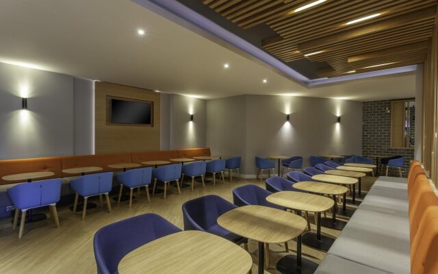 Holiday Inn Express Hotel Dublin Airport by IHG