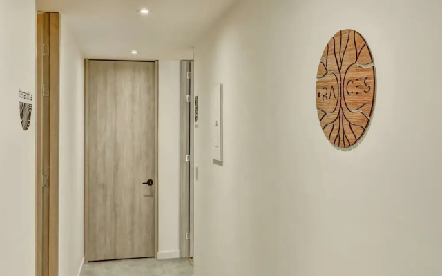 w Startling 2BR Apartment in Trendy Zona T