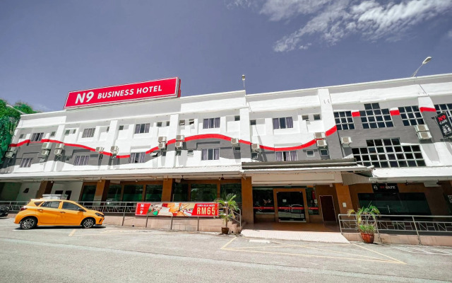 OYO 43955 N9 Business Hotel