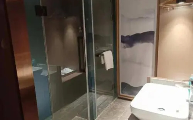 East Queen (Xi\'an Beimen Metro Station)