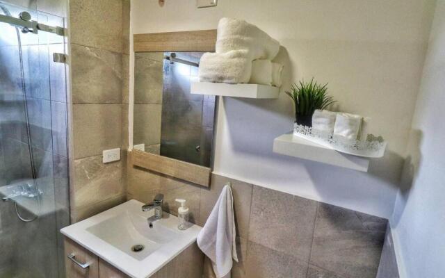 Sleek 1-Bedroom Condo w/Rooftop Hot tub in Gazcue