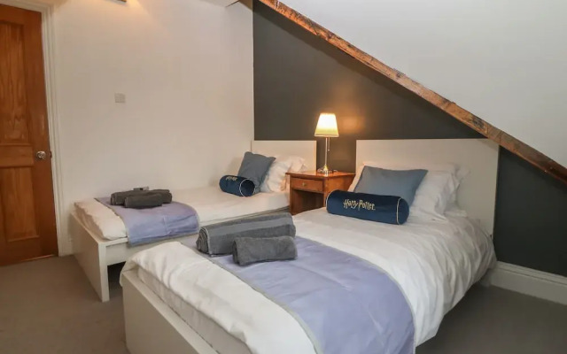 Apartment 2, Gorwel Glas