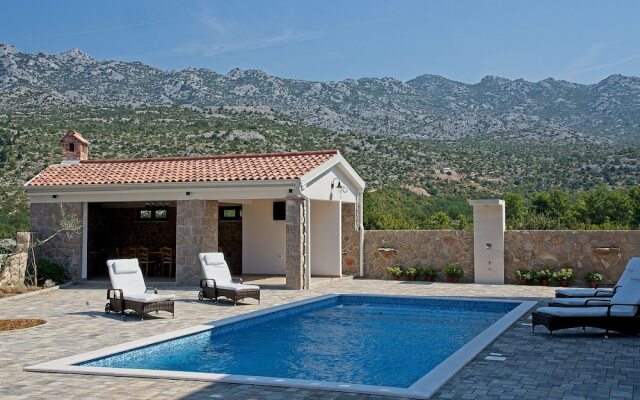 Luxurious Villa with Private Swimming Pool, Hot Tub, Sauna, Lovely Taverne