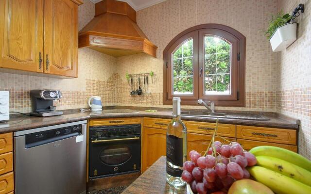 Hearth away from house. BREIA