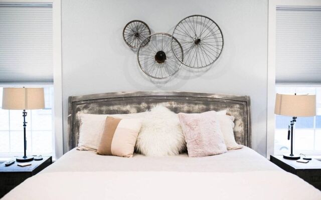 The Brownstone - 1 Block From Dtwn Square