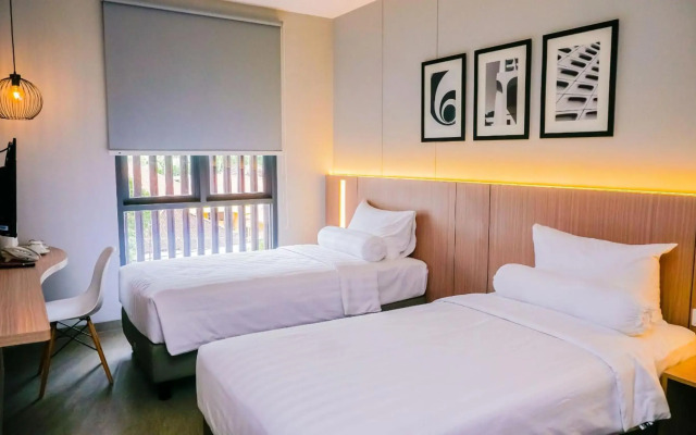 Front One King Hotel Tuban