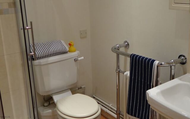The Garden Flat Tucked Away Close To Amenities