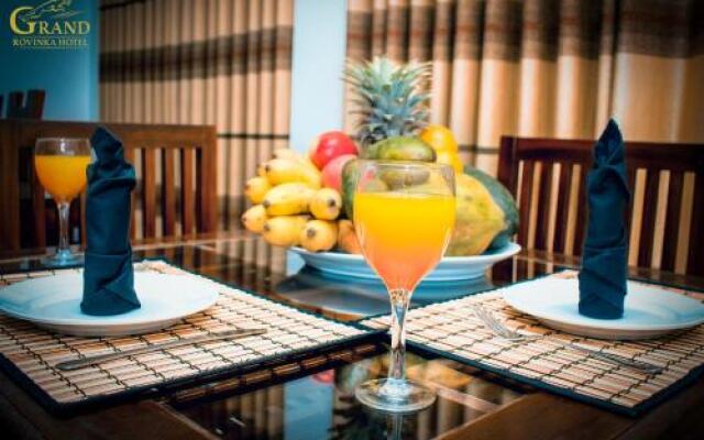 OYO 361 Grand Rovinka Hotel