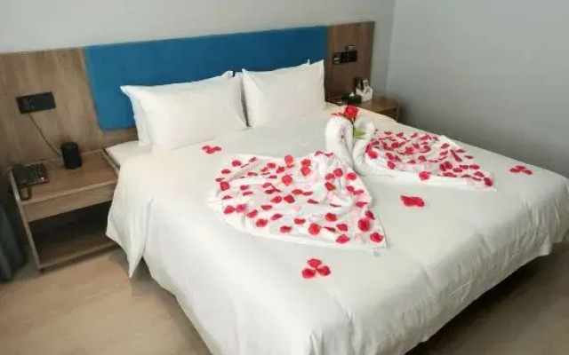 7Days Inn Hotel (Hebi Wanshanglong Building Materials City Railway Station)