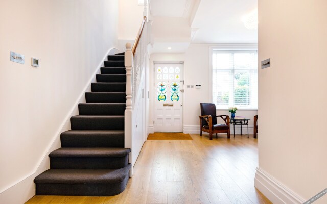 Spacious Chiswick Home with Private Terrace