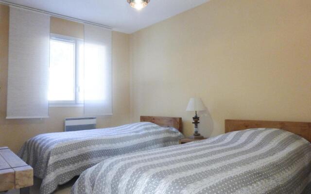 Nice Holiday Home With Private Terrace, Arpaillargues-et-aureillac