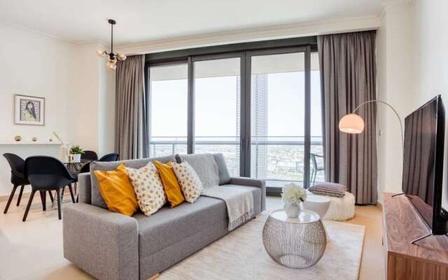 Lush & Bright, A Stroll Away From Burj Khalifa