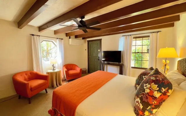 Old Taos Guesthouse B&B