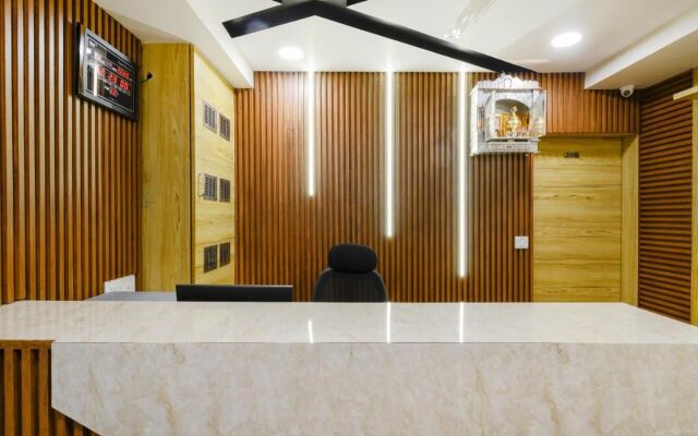 OYO 70998 Hotel Safari Inn