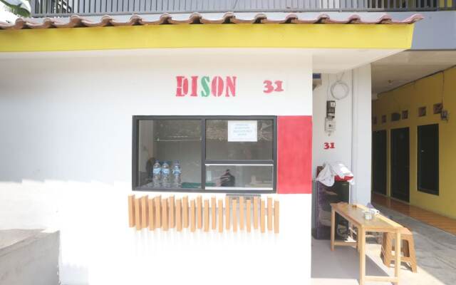 OYO 93021 Kost Dison