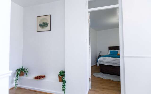 Inviting 3-bed House in London, Stay up to 6