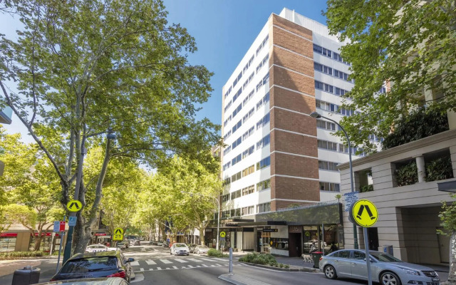 Macleay Hotel