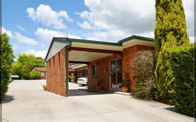 Peter Allen Motor Inn