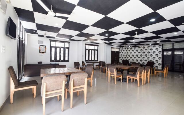 OYO 28143 Hotel Abhinam