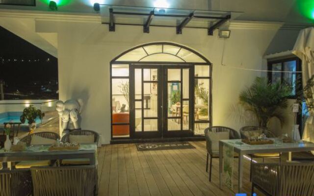 Shengsi Z·Encounter light luxury swimming pool resort