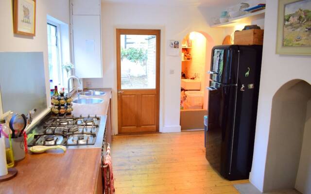 1 Bedroom Home With Private Garden in Barons Court