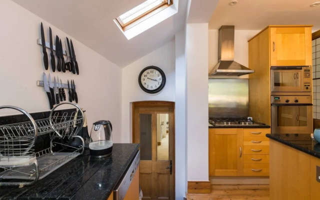 Fabulous 4-Bed House in Fulham with Garden!