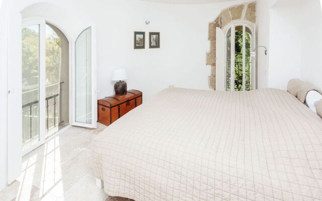 Spacious Castle in Jonquières With Swimming Pool