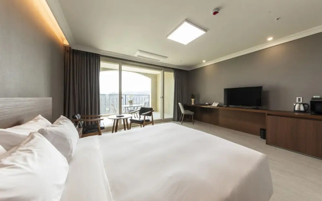 Baekhak Jayuro Resort