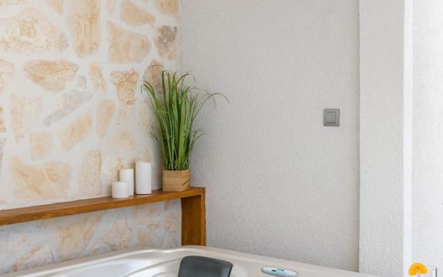 Tonina - house with patio, jacuzzi, free parking