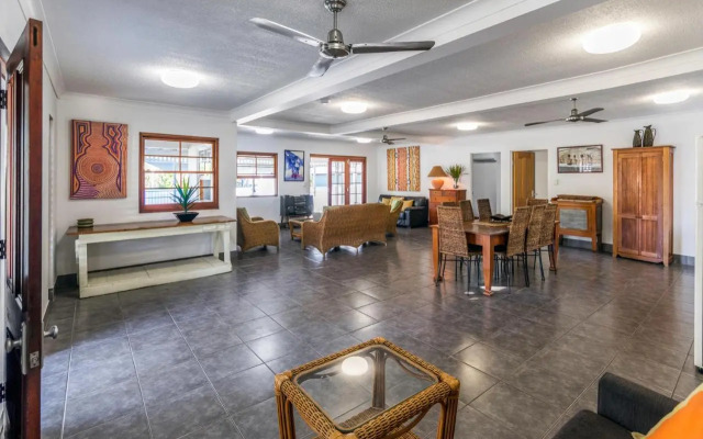 Island Adventure Holiday House
